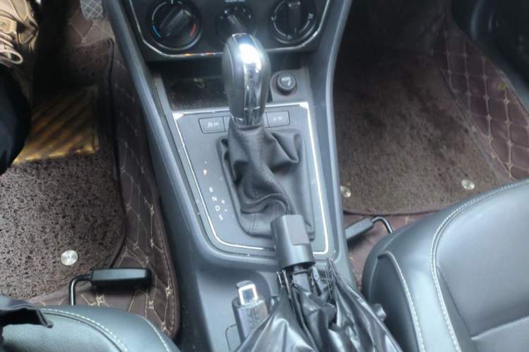 Used Volkswagen Gran Lavida 2015 1.6L Automatic Comfort Edition Gear Lever
