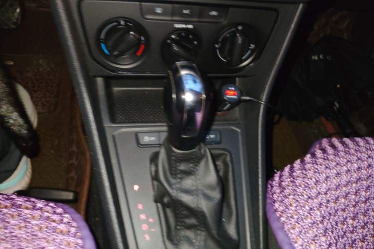 Used Volkswagen Gran Lavida 2015 1.6L Automatic Fashion Edition Gear Lever