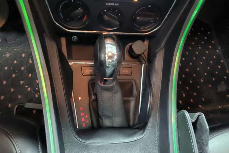 Used Volkswagen Gran Lavida 2015 1.6L Automatic Comfort Edition Gear Lever