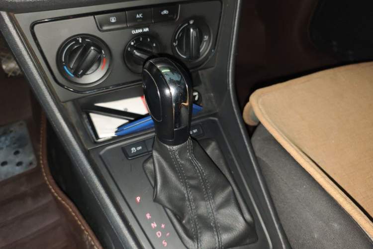 Used Volkswagen Gran Lavida 2015 1.6L Automatic Fashion Edition Gear Lever