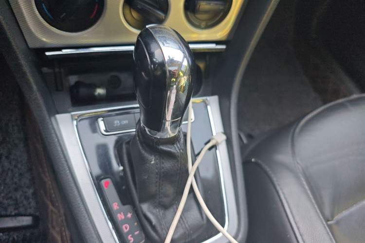 Used Volkswagen Gran Lavida 2015 1.6L Automatic Comfort Edition Gear Lever