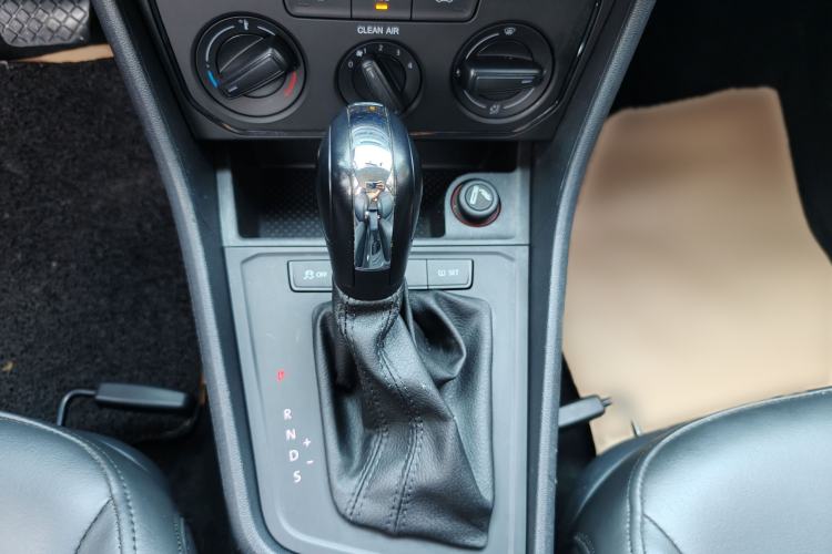 Used Volkswagen Gran Lavida 2015 1.6L Automatic Fashion Edition Gear Lever