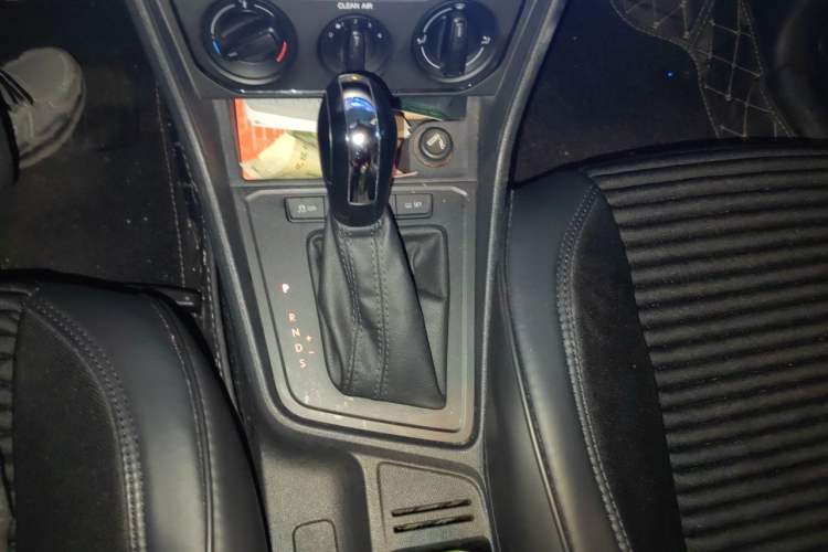 Used Volkswagen Gran Lavida 2015 1.6L Automatic Fashion Edition Gear Lever
