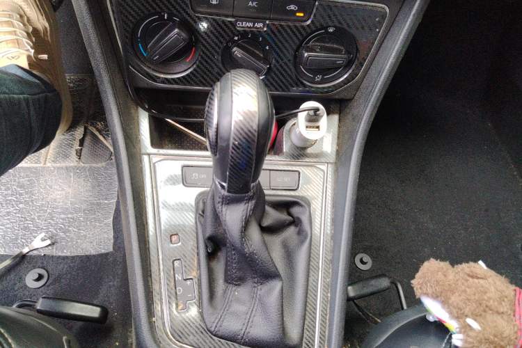 Used Volkswagen Gran Lavida 2015 1.6L Automatic Comfort Edition Gear Lever