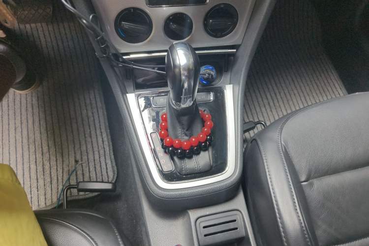 Used Volkswagen Gran Lavida 2015 1.6L Automatic Comfort Edition Gear Lever