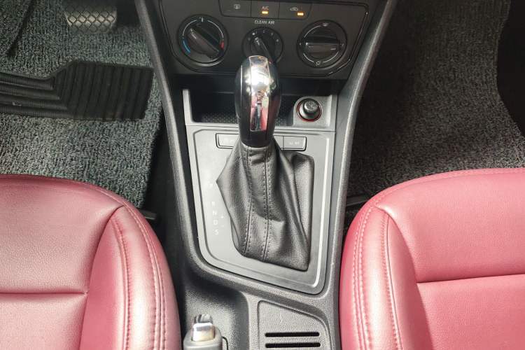 Used Volkswagen Gran Lavida 2015 1.6L Automatic Fashion Edition Gear Lever