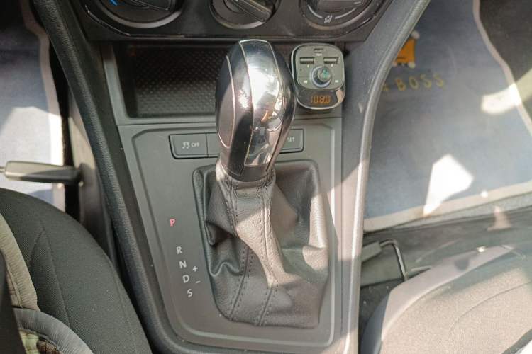 Used Volkswagen Gran Lavida 2015 1.6L Automatic Fashion Edition Gear Lever