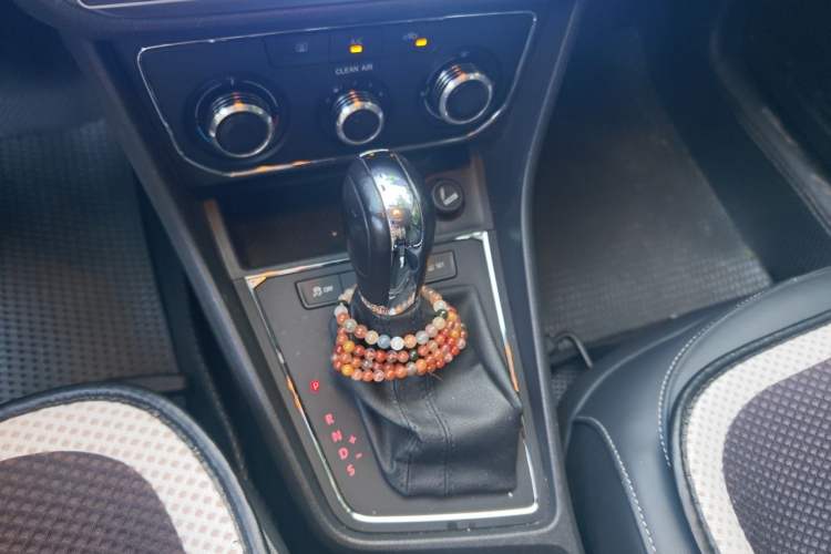 Used Volkswagen Gran Lavida 2015 1.6L Automatic Comfort Edition Gear Lever