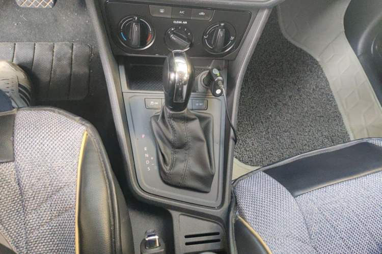 Used Volkswagen Gran Lavida 2015 1.6L Automatic Fashion Edition Gear Lever