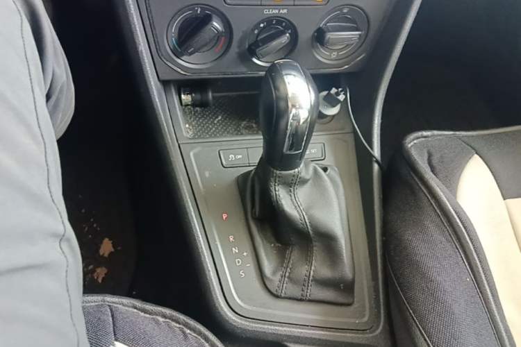 Used Volkswagen Gran Lavida 2015 1.6L Automatic Fashion Edition Gear Lever