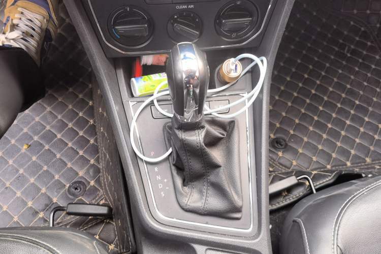 Used Volkswagen Gran Lavida 2015 1.6L Automatic Comfort Edition Gear Lever