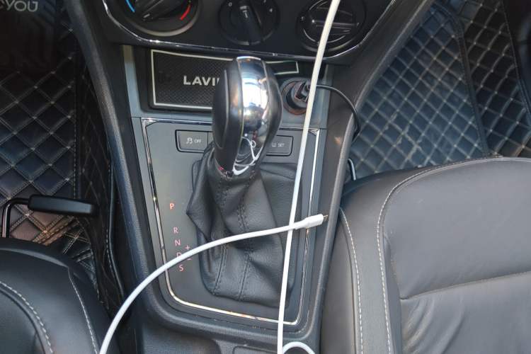 Used Volkswagen Gran Lavida 2015 1.6L Automatic Comfort Edition Gear Lever