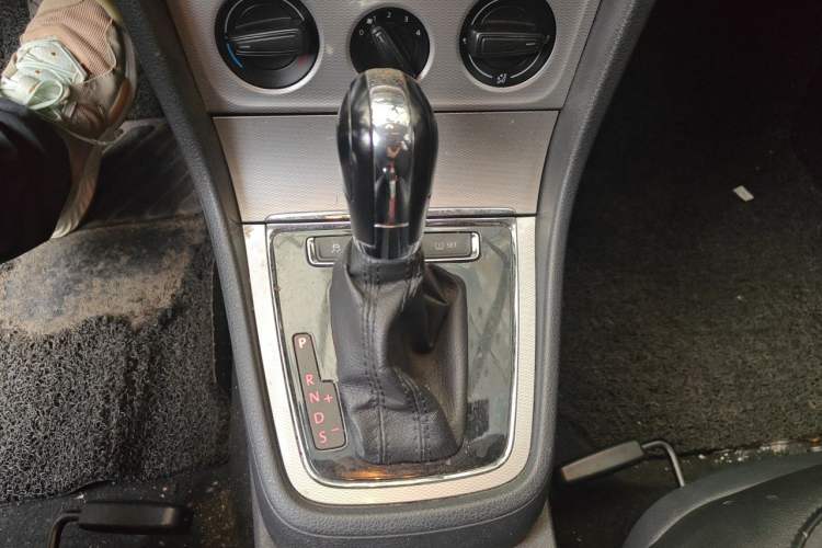 Used Volkswagen Gran Lavida 2015 1.6L Automatic Comfort Edition Gear Lever