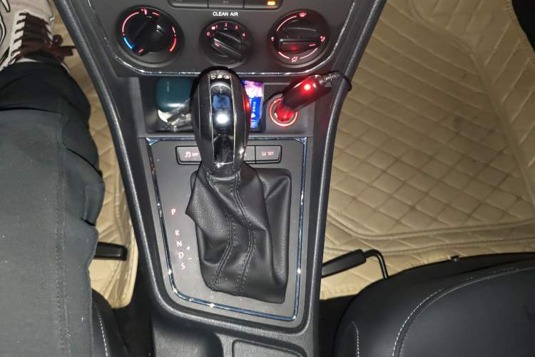 Used Volkswagen Gran Lavida 2015 230TSI DSG Comfort Edition Gear Lever