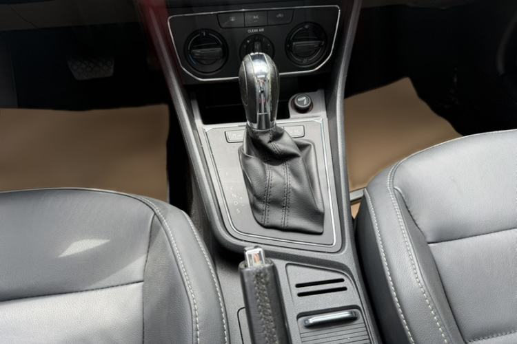 Used Volkswagen Gran Lavida 2015 230TSI DSG Comfort Edition Gear Lever