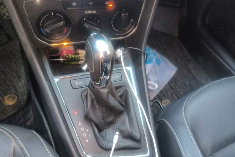 Used Volkswagen Gran Lavida 2015 1.6L Automatic Comfort Edition Gear Lever