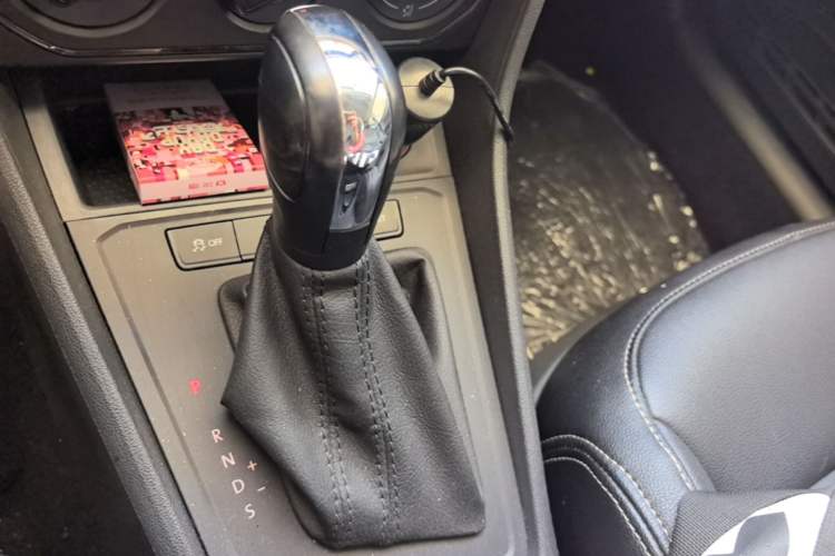 Used Volkswagen Gran Lavida 2015 1.6L Automatic Fashion Edition Gear Lever