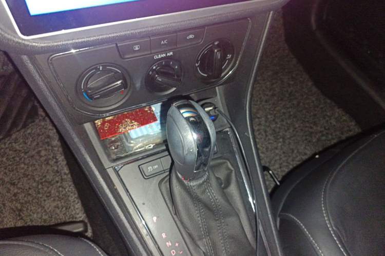 Used Volkswagen Gran Lavida 2015 1.6L Automatic Comfort Edition Gear Lever