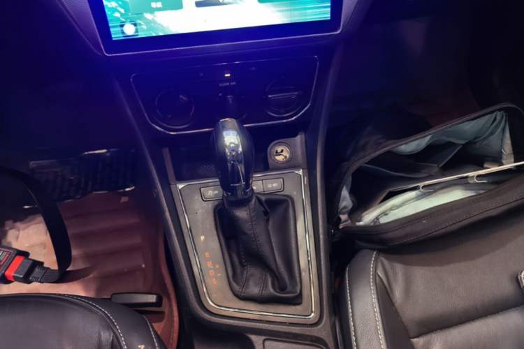 Used Volkswagen Gran Lavida 2015 1.6L Automatic Comfort Edition Gear Lever