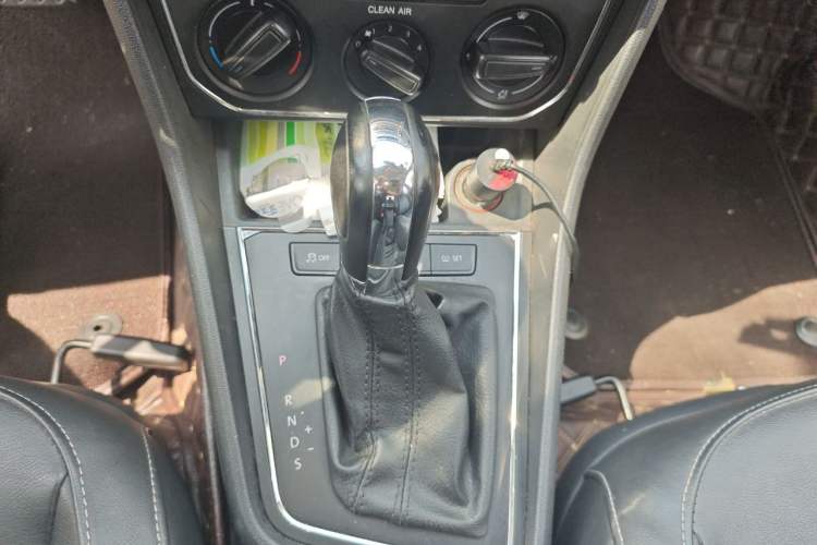 Used Volkswagen Gran Lavida 2015 1.6L Automatic Comfort Edition Gear Lever