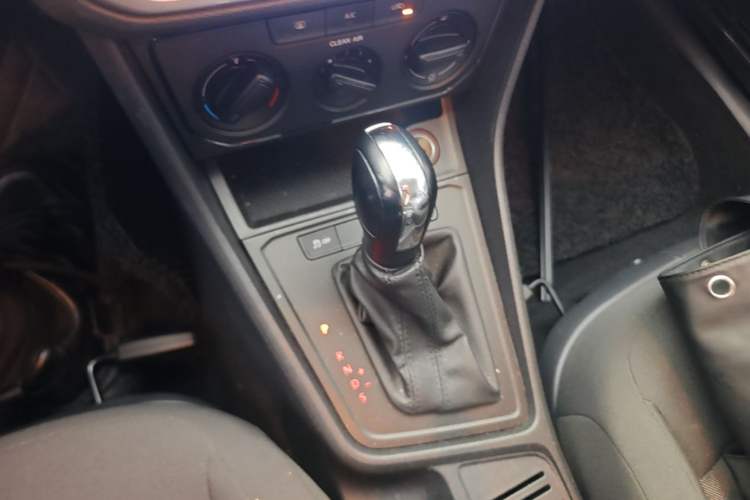 Used Volkswagen Gran Lavida 2015 1.6L Automatic Fashion Edition Gear Lever