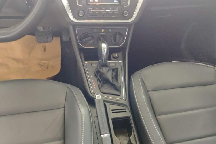 Used Volkswagen Gran Lavida 2015 1.6L Automatic Comfort Edition Gear Lever