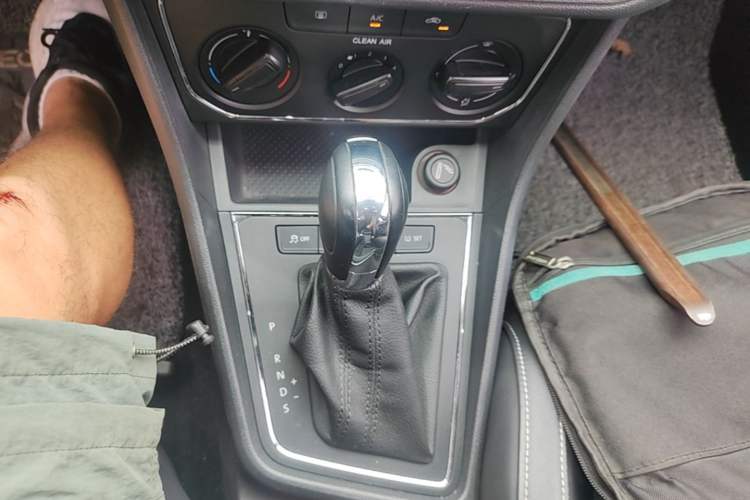 Used Volkswagen Gran Lavida 2015 1.6L Automatic Comfort Edition Gear Lever
