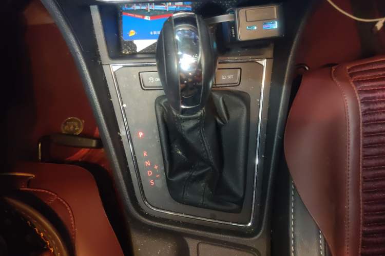 Used Volkswagen Gran Lavida 2015 1.6L Automatic Comfort Edition Gear Lever