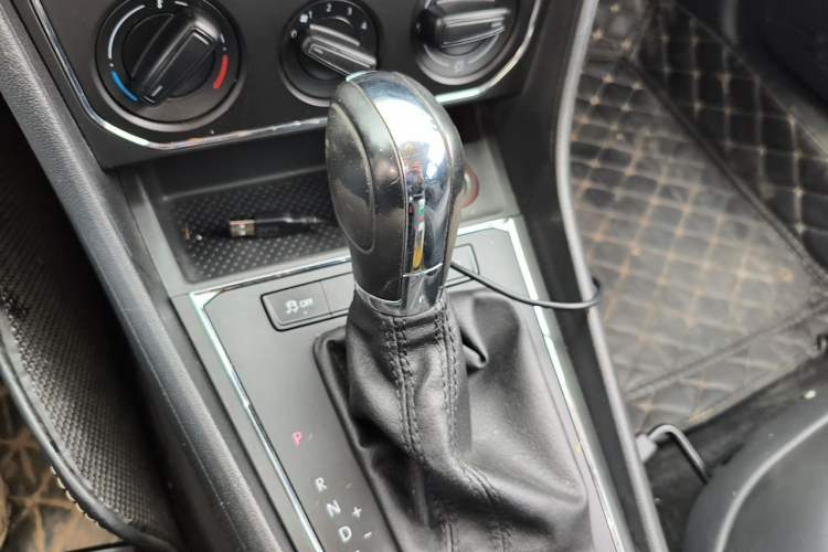 Used Volkswagen Gran Lavida 2015 1.6L Automatic Comfort Edition Gear Lever