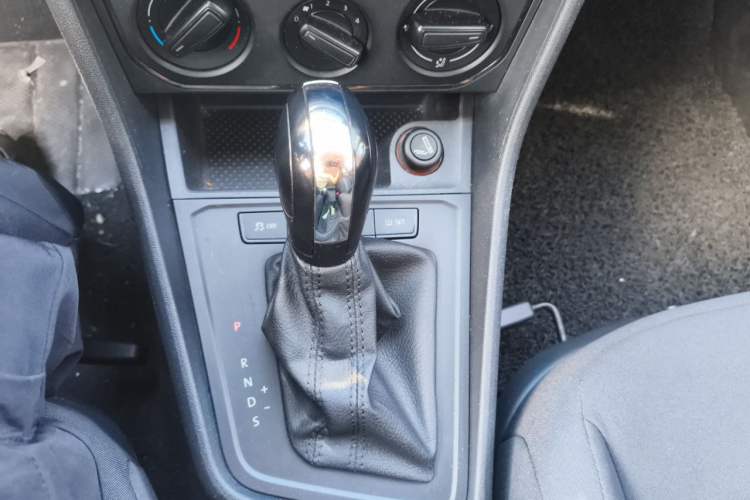 Used Volkswagen Gran Lavida 2015 1.6L Automatic Fashion Edition Gear Lever