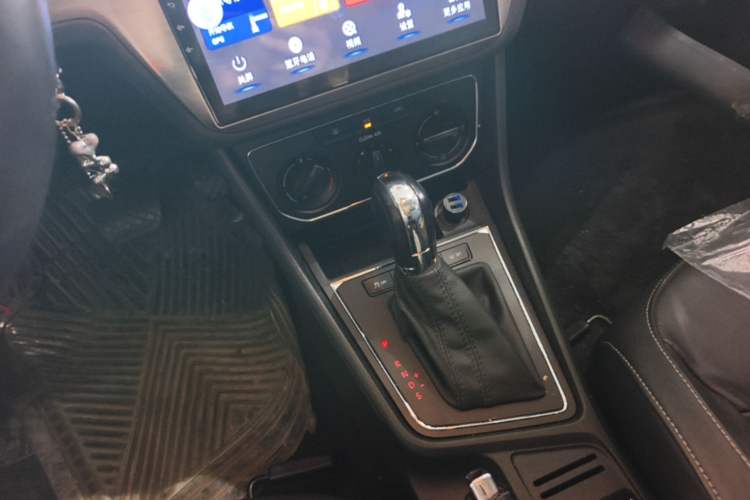 Used Volkswagen Gran Lavida 2015 1.6L Automatic Comfort Edition Gear Lever