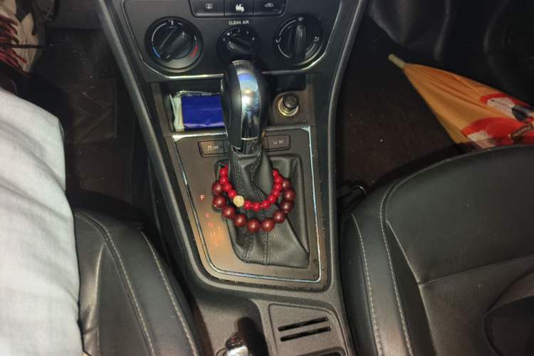 Used Volkswagen Gran Lavida 2015 1.6L Automatic Comfort Edition Gear Lever