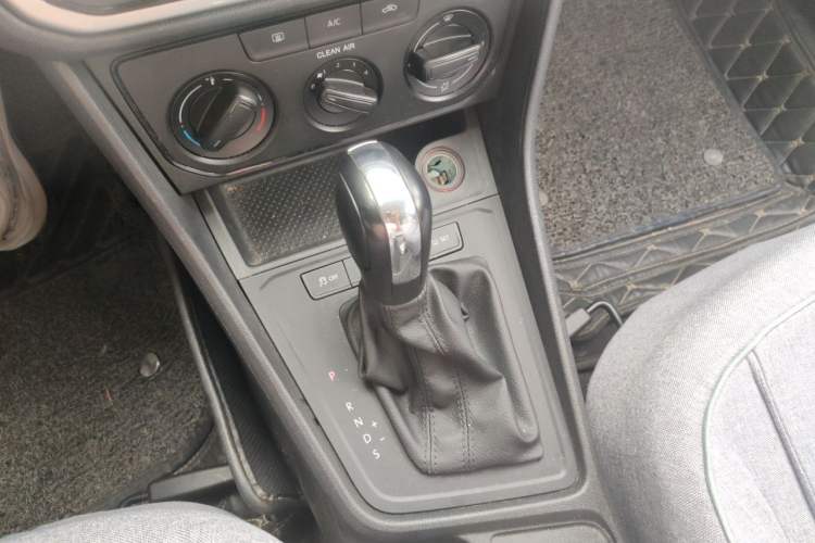 Used Volkswagen Gran Lavida 2015 1.6L Automatic Fashion Edition Gear Lever