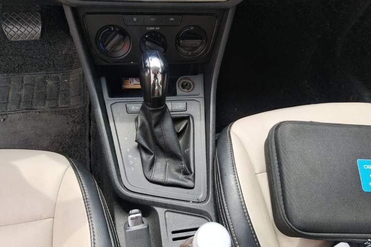 Used Volkswagen Gran Lavida 2015 1.6L Automatic Fashion Edition Gear Lever