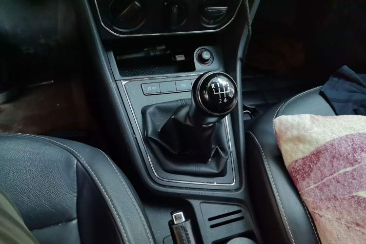 Used Volkswagen Gran Lavida 2015 1.6L Manual Comfort Edition Gear Lever