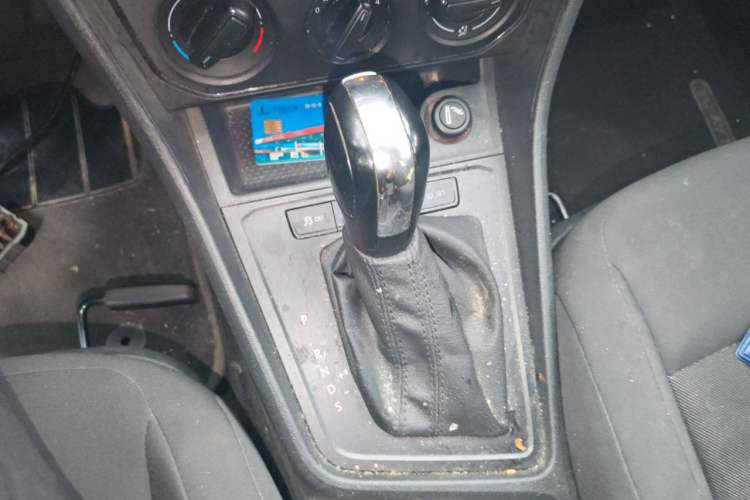 Used Volkswagen Gran Lavida 2015 1.6L Automatic Fashion Edition Gear Lever