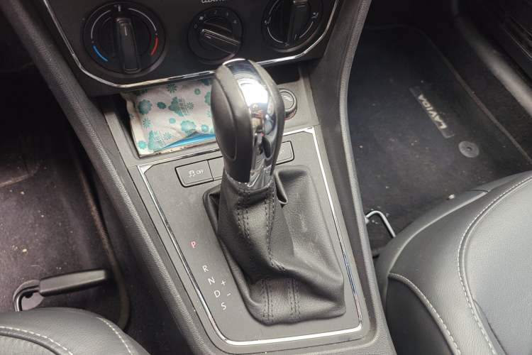 Used Volkswagen Gran Lavida 2015 1.6L Automatic Comfort Edition Gear Lever