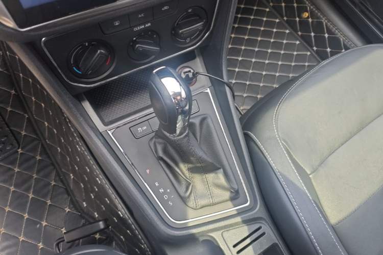 Used Volkswagen Gran Lavida 2015 1.6L Automatic Comfort Edition Gear Lever