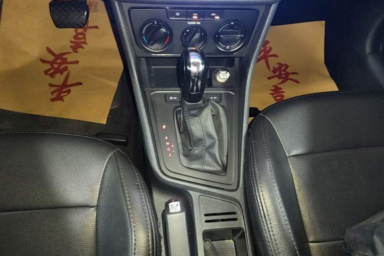Used Volkswagen Gran Lavida 2015 1.6L Automatic Fashion Edition Gear Lever