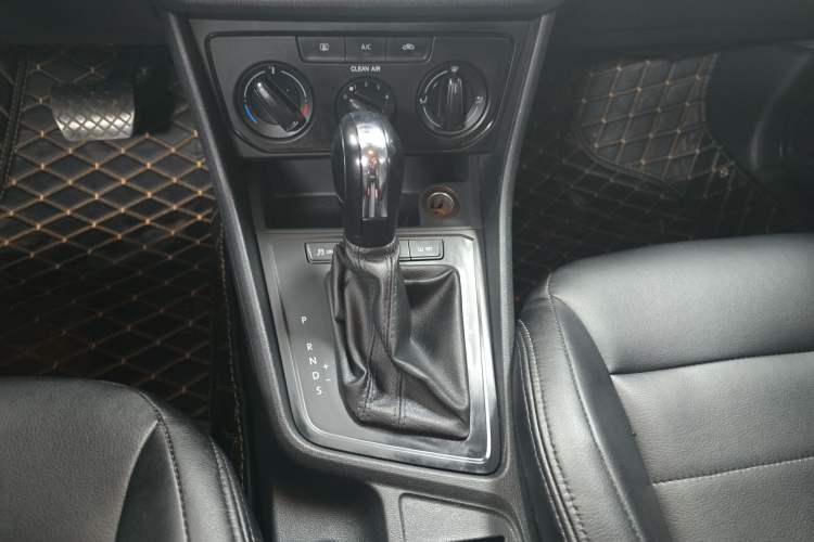 Used Volkswagen Gran Lavida 2015 1.6L Automatic Fashion Edition Gear Lever