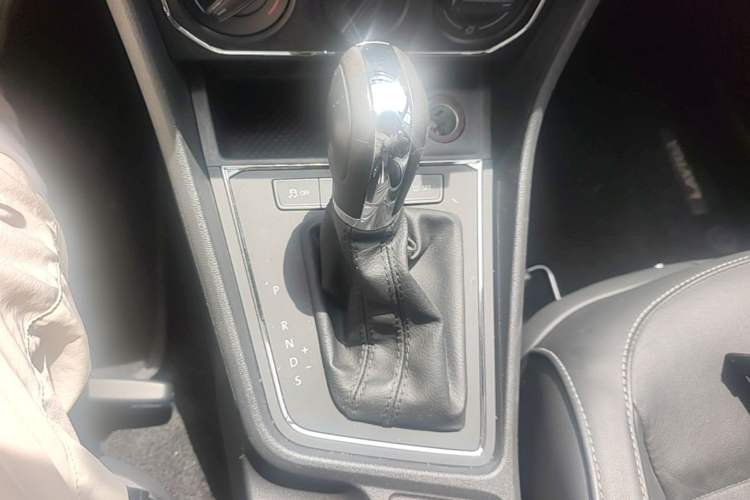 Used Volkswagen Gran Lavida 2015 1.6L Automatic Comfort Edition Gear Lever
