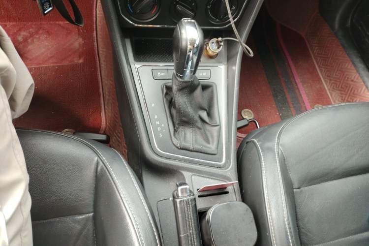 Used Volkswagen Gran Lavida 2015 230TSI DSG Comfort Edition Gear Lever