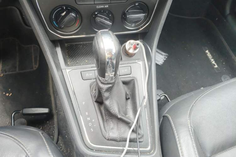 Used Volkswagen Gran Lavida 2015 1.6L Automatic Comfort Edition Gear Lever