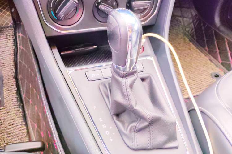 Used Volkswagen Gran Lavida 2015 230TSI DSG Comfort Edition Gear Lever