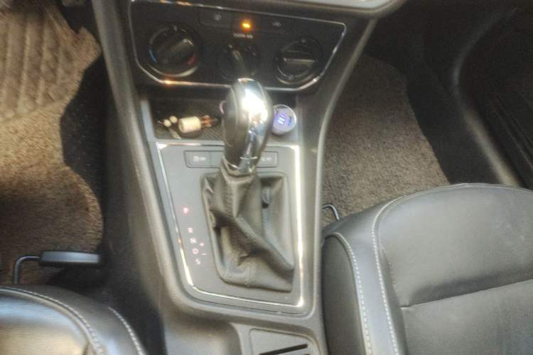 Used Volkswagen Gran Lavida 2015 1.6L Automatic Comfort Edition Gear Lever