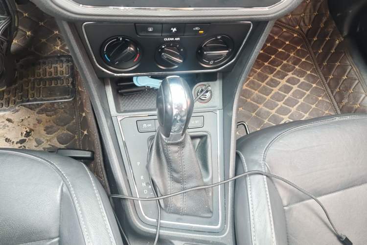 Used Volkswagen Gran Lavida 2015 1.6L Automatic Comfort Edition Gear Lever