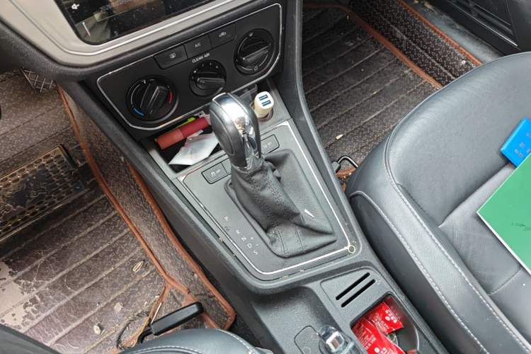 Used Volkswagen Gran Lavida 2015 1.6L Automatic Comfort Edition Gear Lever