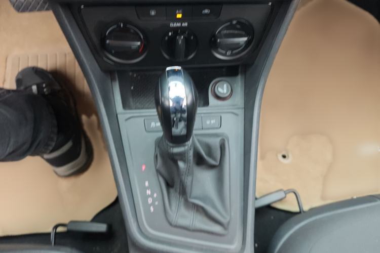 Used Volkswagen Gran Lavida 2015 1.6L Automatic Fashion Edition Gear Lever