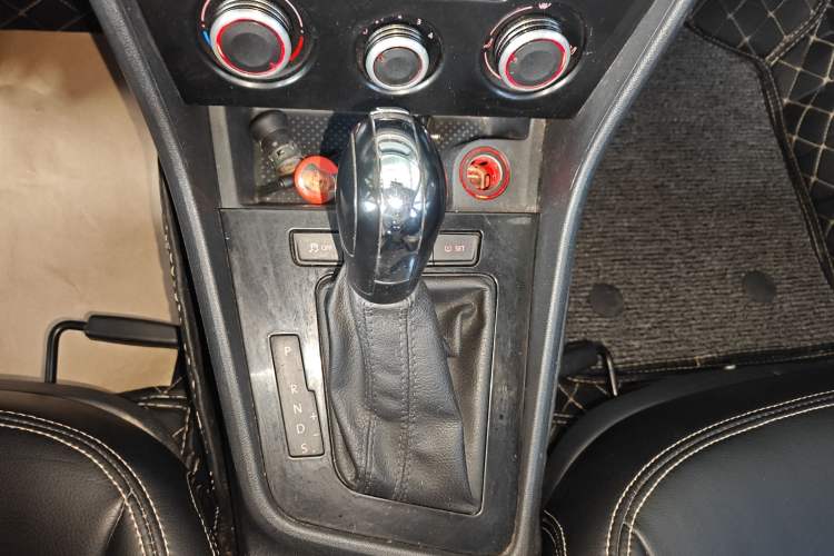 Used Volkswagen Gran Lavida 2015 1.6L Automatic Fashion Edition Gear Lever