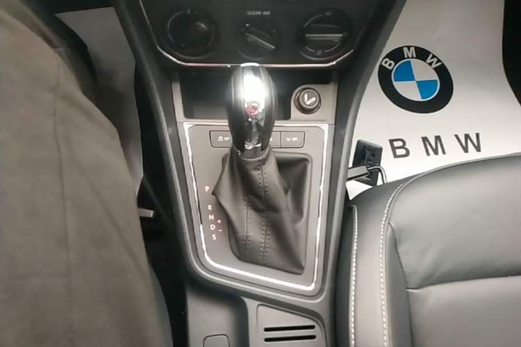 Used Volkswagen Gran Lavida 2015 1.6L Automatic Comfort Edition Gear Lever